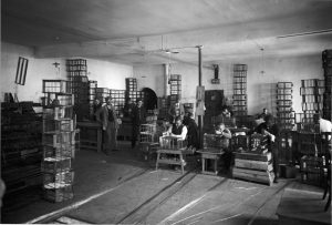 Maison centrale de Nîmes : détenus au travail (fabrication de cages) / Henri MANUEL. - [S.l.] : [S.n.], 1932.©ENAP
